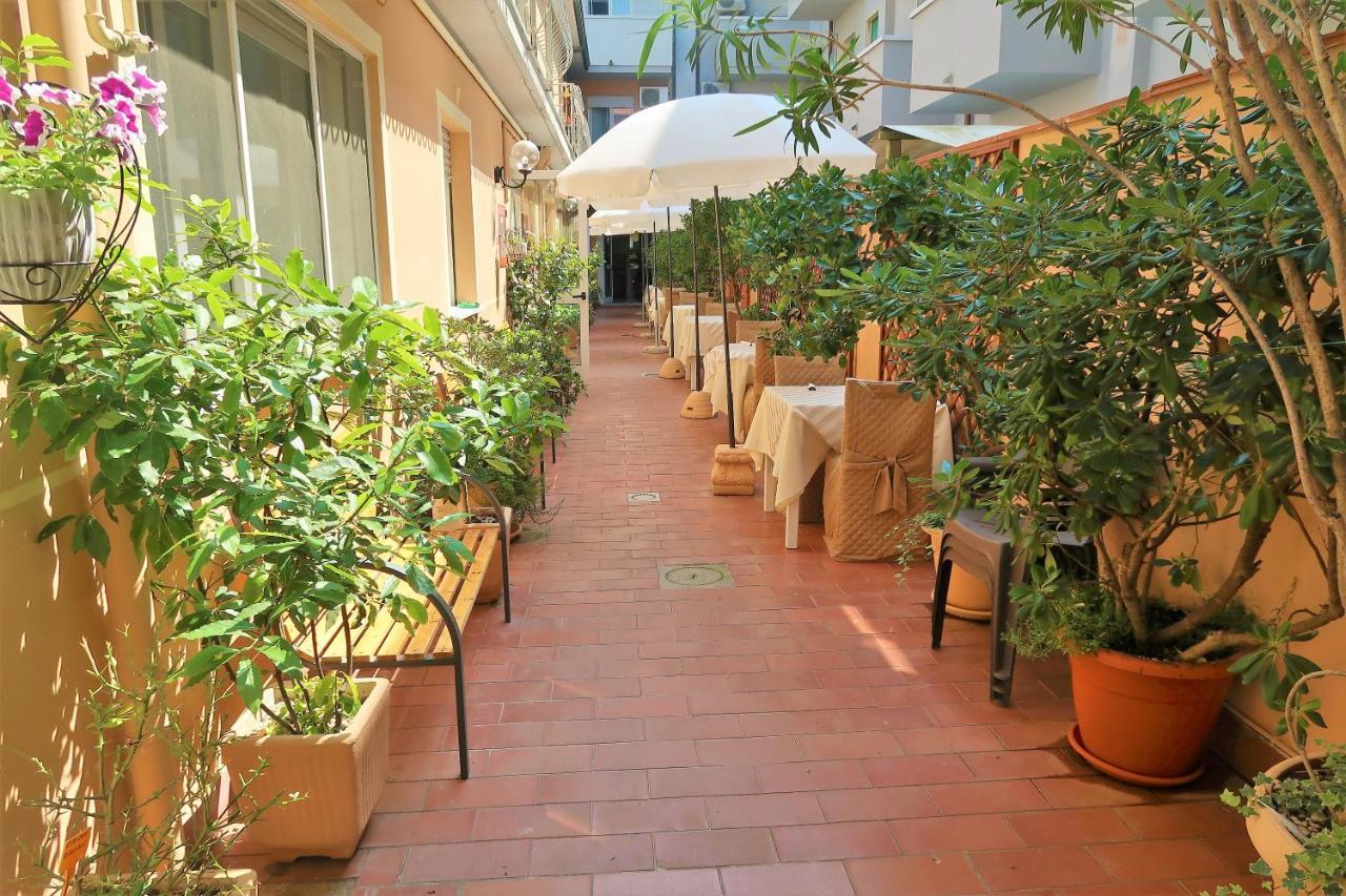 Hotel Tahiti Viareggio Buitenkant foto