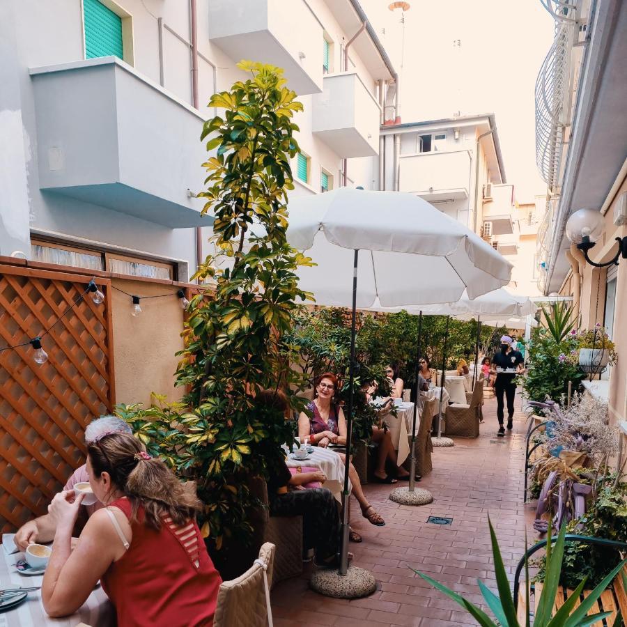 Hotel Tahiti Viareggio Buitenkant foto